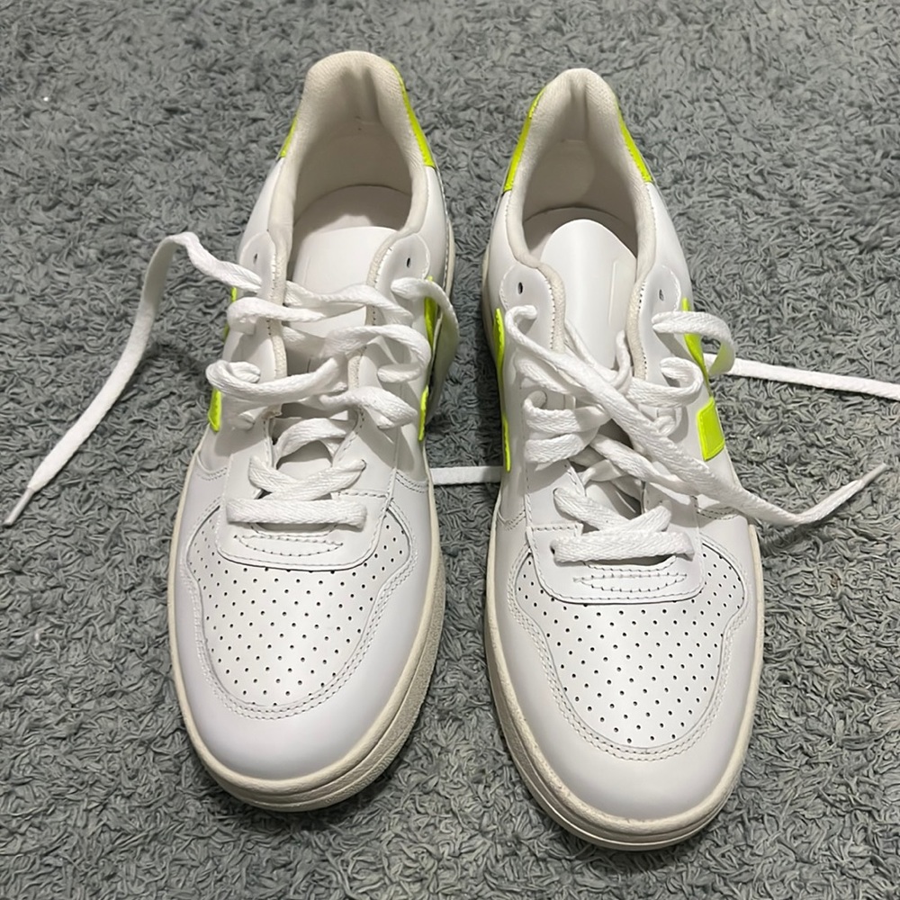 unisex shoes size 8 white with light green